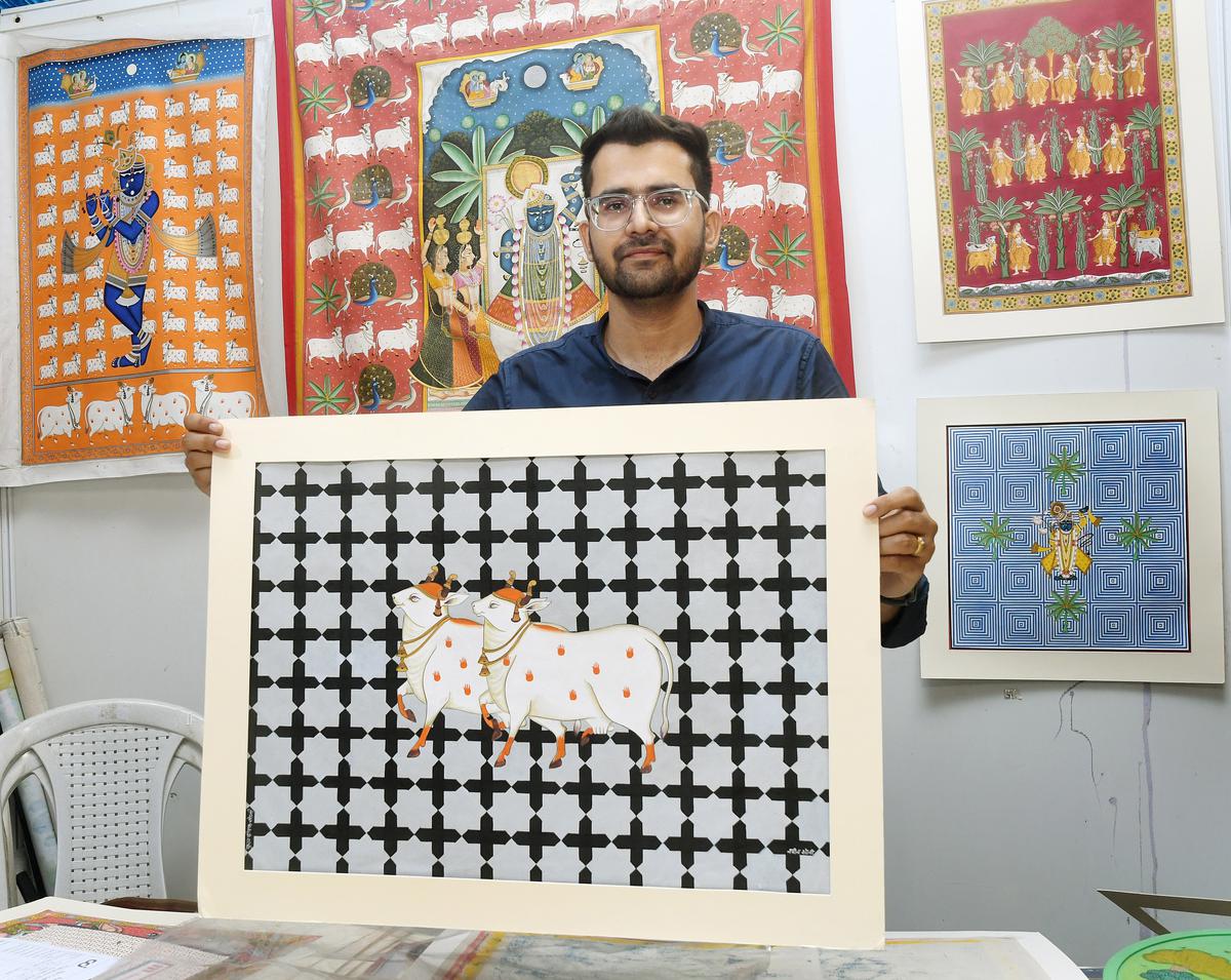 Pichwai-kunstenaar Naveen Soni met zijn 'optische illusie'-werk 