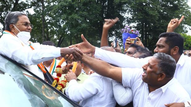 Siddaramaiah gheraoed, pelted with eggs by BJP youth workers in Kodagu