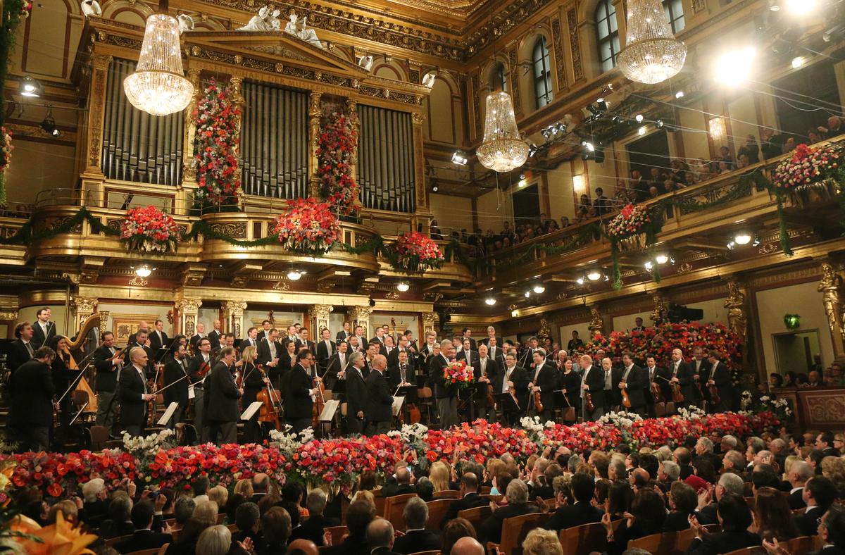 Zubin Mehta (centre) holds a bunch of flowers as he conducts the Vienna Philharmonic Orchestra during the traditional New Year’s concert at the Musikverein in Vienna on January 1, 2015.