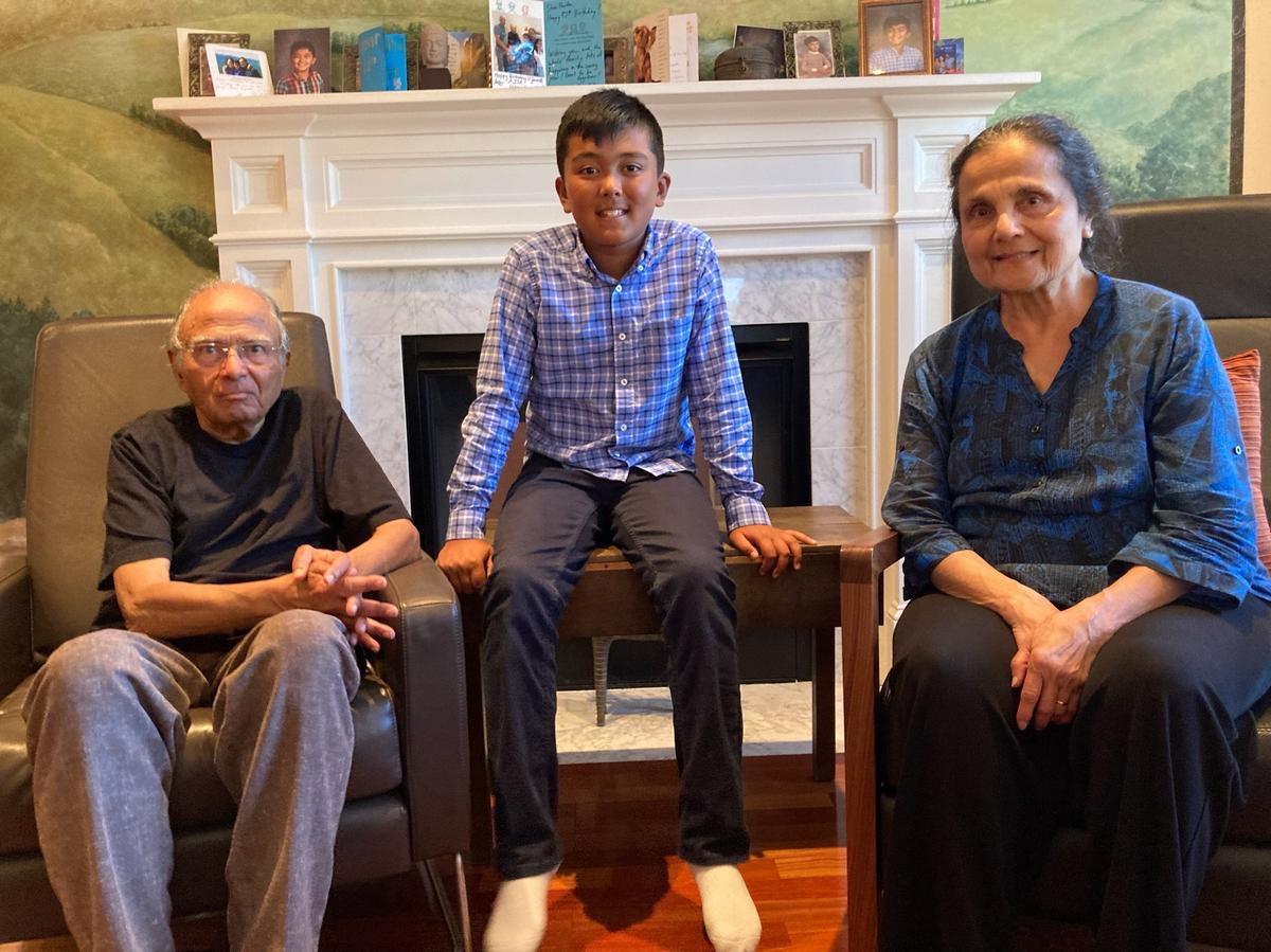 R. Parthasarathy con questa moglie e suo nipote a New York, 2022.