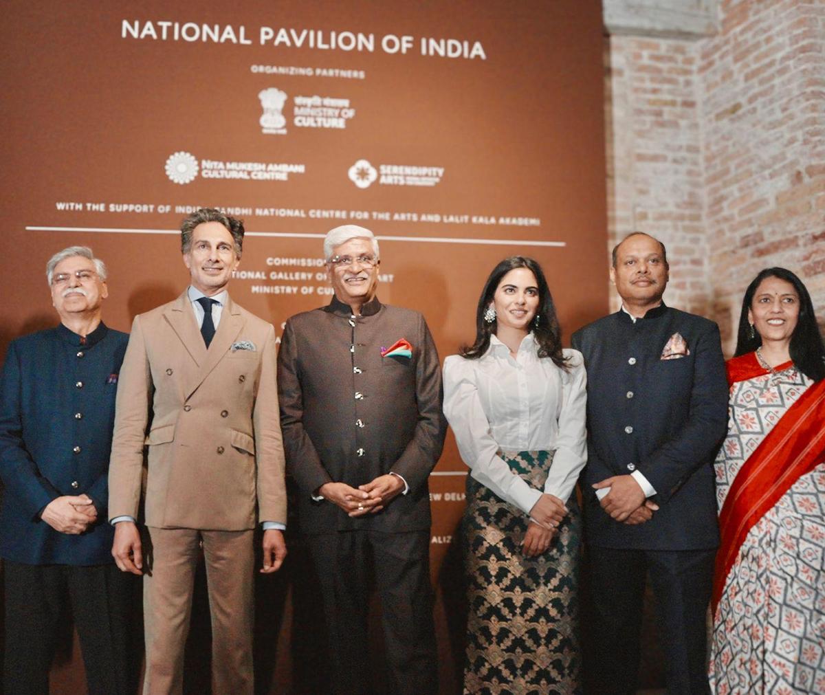 A Ministra do Turismo, Gajendra Singh Shekhawat, terceira à esquerda, e a Diretora Não Executiva da Reliance Industries, Isha Ambani, terceira à direita, durante a 61ª Exposição Internacional de Arte da Bienal de Veneza, em Veneza, Itália.