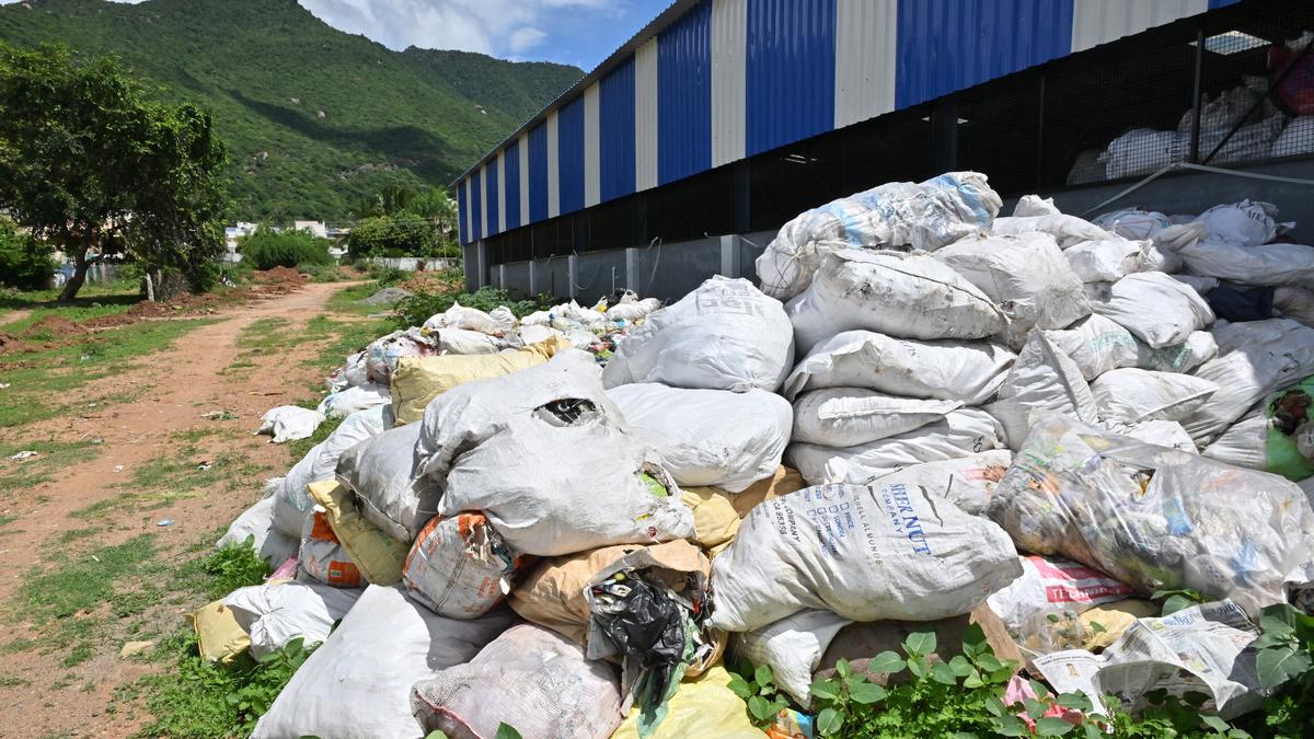 Town panchayats in Coimbatore district struggle to keep up with solid waste management