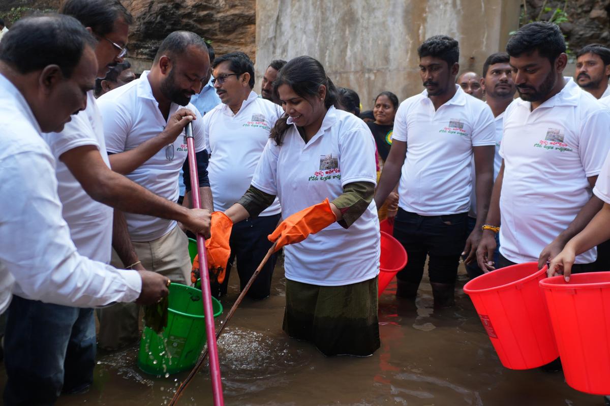 Allagadda MLA Bhuma Akhilapriya limpando o tanque do templo durante uma campanha especial de limpeza realizada recentemente pelo INTACH em Upper Ahobilam. Foto de : Arranjo