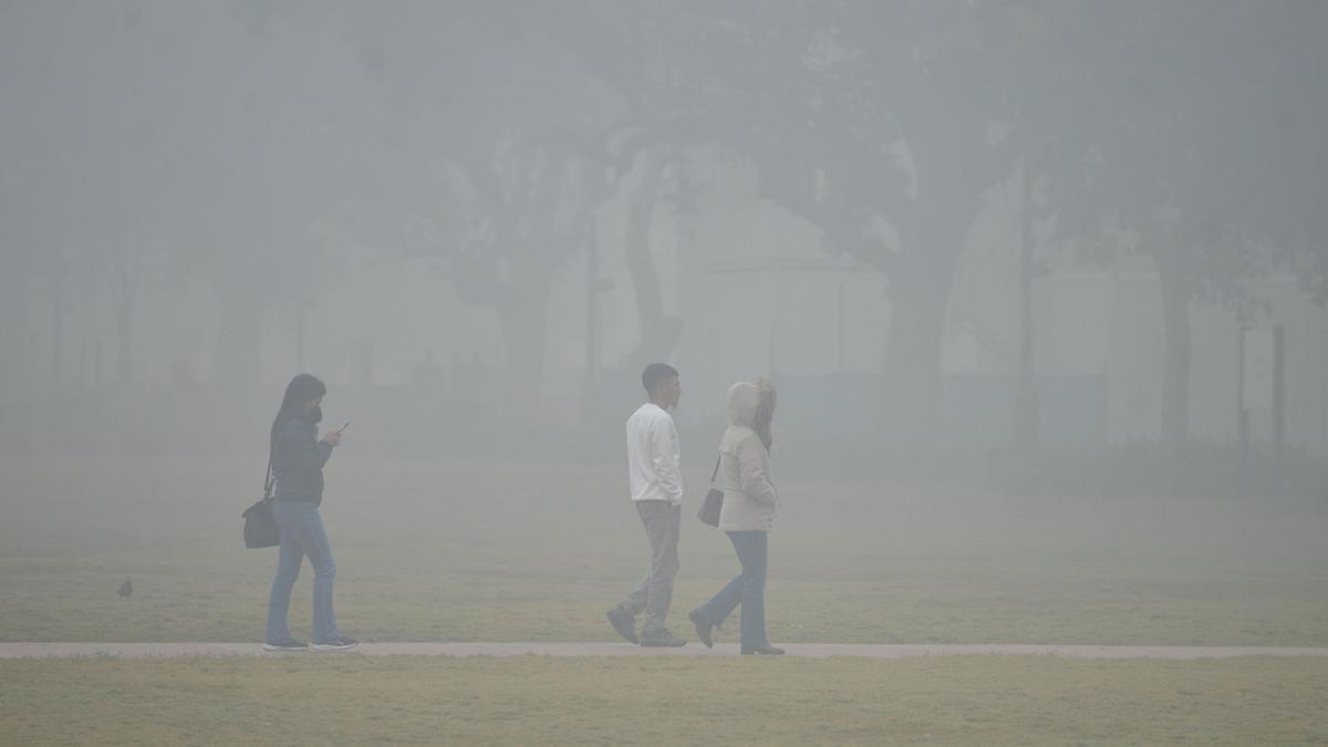 Air quality worsens in Delhi, AQI recorded at 438