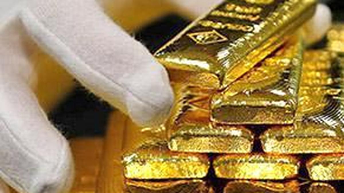 Gold rebounds ₹2,600 to ₹1,24,400/10g on strong global cues Gold rebounds ₹2,600 to ₹1,24,400/10g on strong global cues