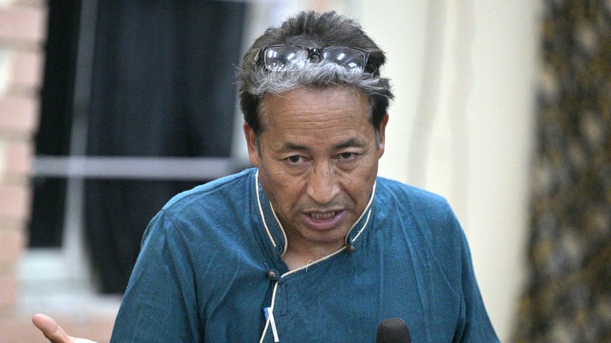 https://th-i.thgim.com/public/incoming/fok1pw/article70114559.ece/alternates/LANDSCAPE_1200/Sonam%20Wangchuk%2005%2010%20DELHI%202.JPG
