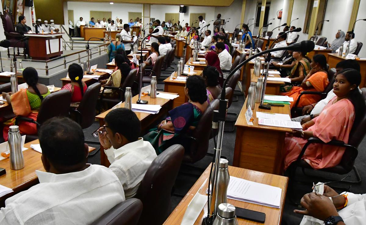 Corporators raise issue of overflowing drains in VMC Council meet