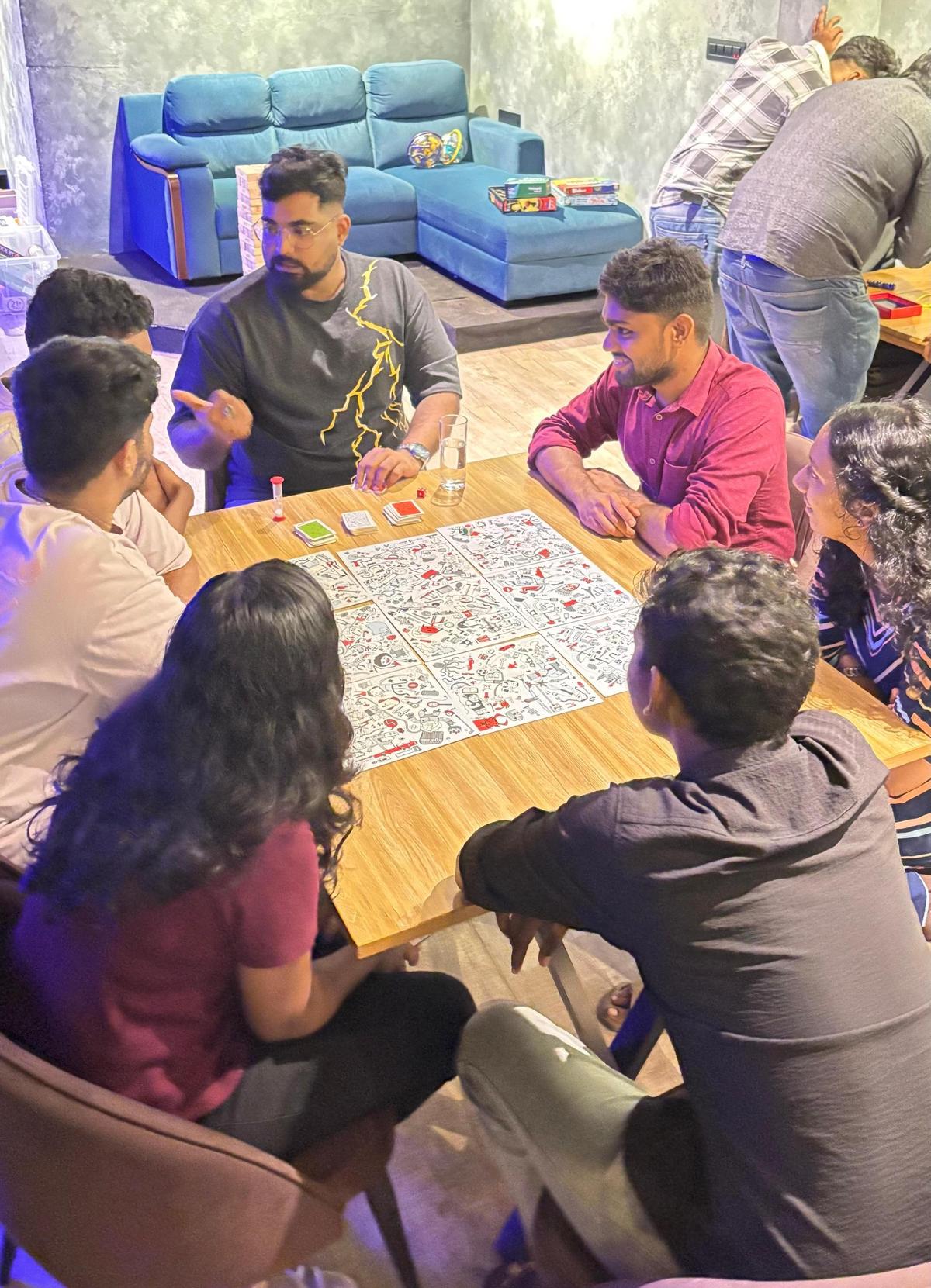 Jogos de tabuleiro sendo disputados no Malibu Club Jogos de tabuleiro sendo disputados no Malibu Club