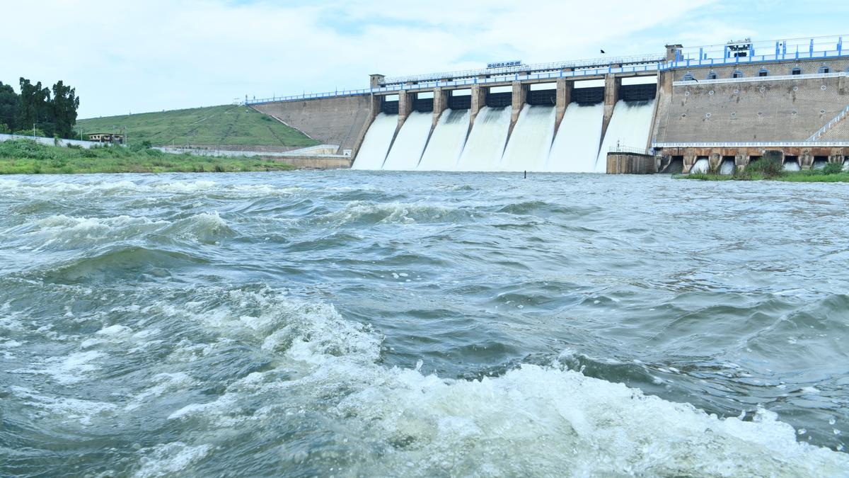 Water level in Mullaperiyar dam stands at 140.40 feet