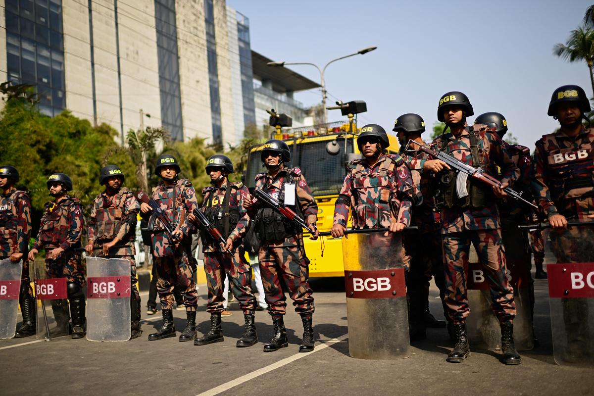 शुक्रवार, 6 फरवरी, 2026 को ढाका, बांग्लादेश में अपनी पार्टी के नेता शरीफ उस्मान हादी की हत्या के लिए न्याय की मांग करते हुए इंकलाब मंच समर्थकों द्वारा विरोध सभा आयोजित करने पर बांग्लादेश बॉर्डर गार्ड के जवान सुरक्षा में खड़े हैं।