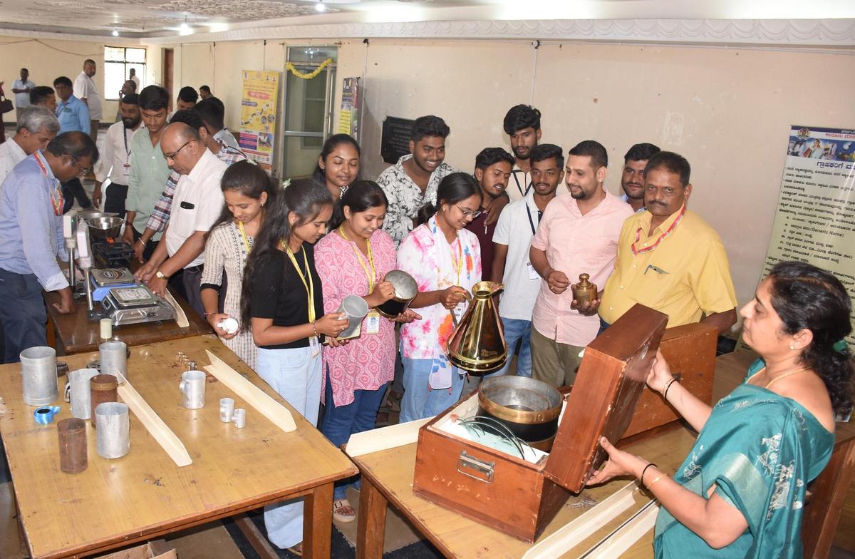 बुधवार को मैसूरु के सारदा विलास कॉलेज में विश्व उपभोक्ता अधिकार दिवस में भाग लेते छात्र।