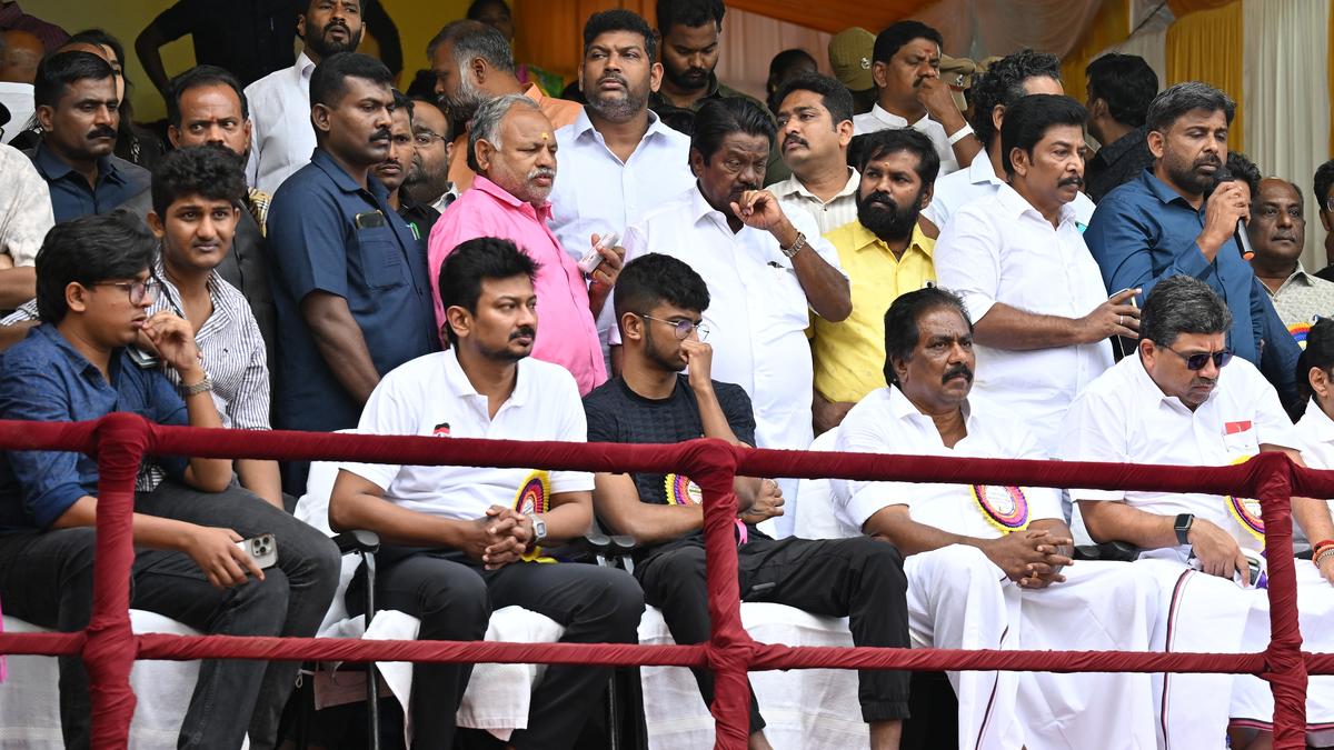 Deputy CM comes with his son to jallikattu