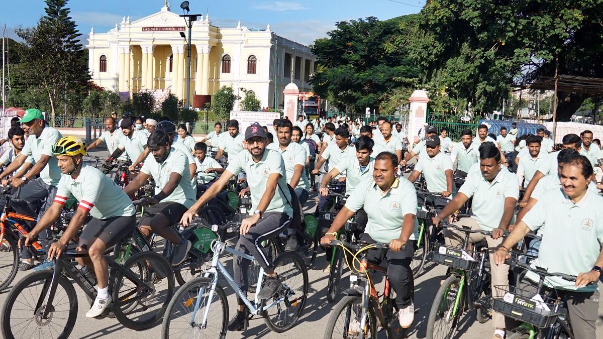Mysuru Dasara: Hundreds take part in Heritage Cycle Ride - The Hindu