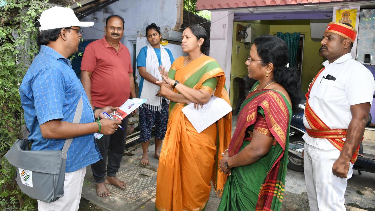Collector inspects distribution of enumeration forms under SIR in Salem
