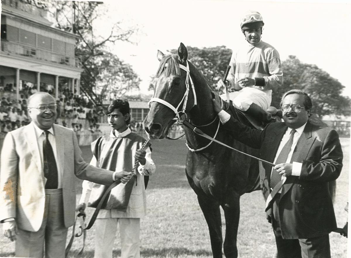 B. Khaitan dan pemilik D. Khaitan memimpin dalam Elusive Pimpernel (Aslam Kader astride) setelah meraih penghargaan di Classic Indian Turf Invitation Cup di Royal Calcutta Turf Club pada bulan Maret 1995