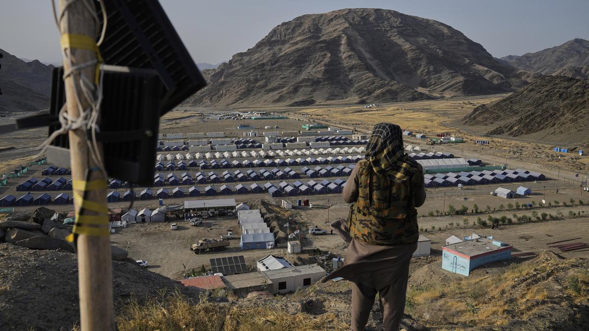 https://th-i.thgim.com/public/incoming/frmt7q/article69769995.ece/alternates/LANDSCAPE_1200/Afghanistan_Pakistan_Refugees_29426.jpg