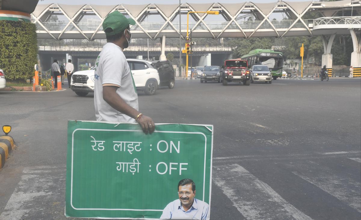 Delhi govt. to launch 'Red Light on Gaadi off' campaign to curb vehicular pollution from October 28