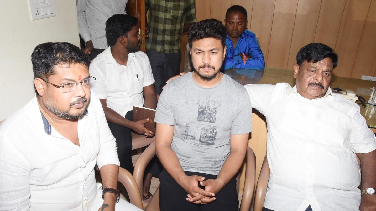 Mahadevappa pulls out of race for Congress ticket from Nanjangud, extends support to Darshan Dhruvanarayan