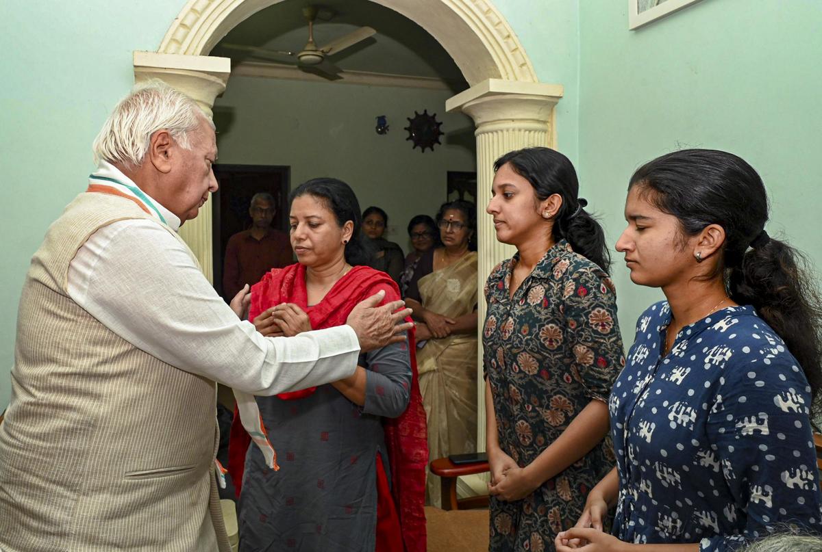 Kerala Governor Arif Mohammed Khan consoles Babu’s family.