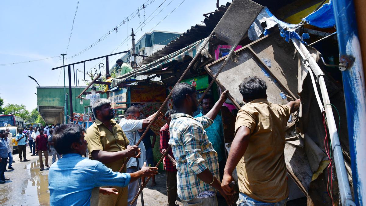 Coimbatore Corporation removes encroachments at Gandhipuram Bus Stand