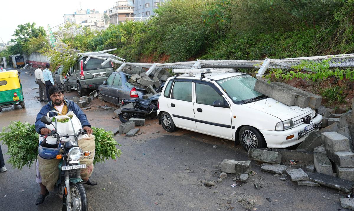 Heavy rain batters Bengaluru, roads flooded and vehicles damaged, yellow alert continues