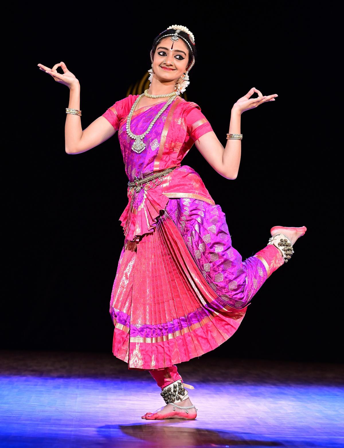 Mahati demonstrou uma interação notável de karanas e nritta baseado em adavu.