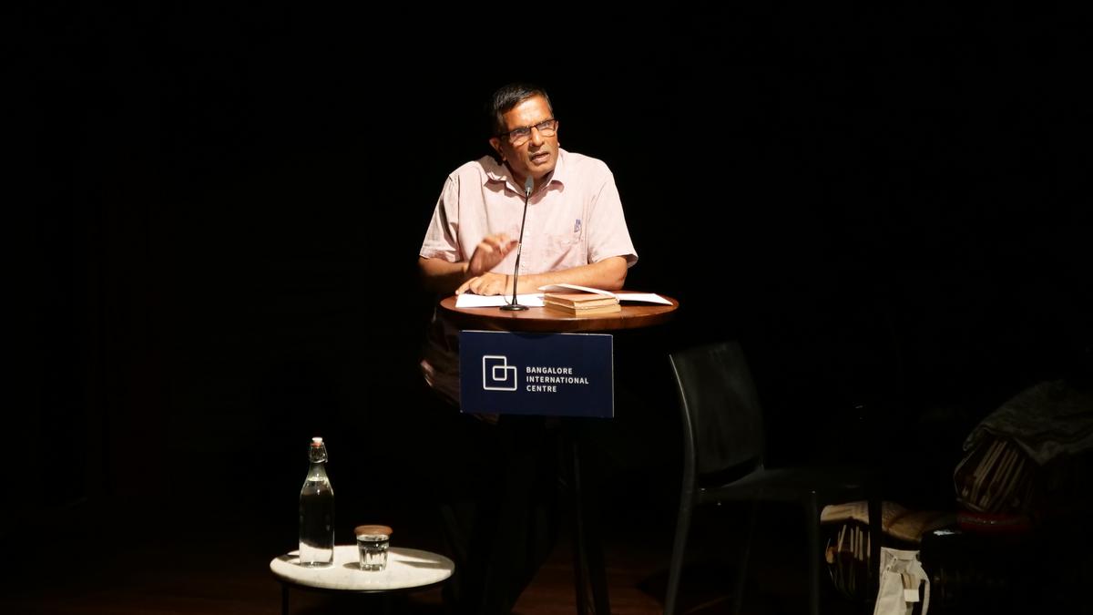 The event was a double bill lecture-concert with Dr. Basavaraja Kalgudi speaking on Bendre.