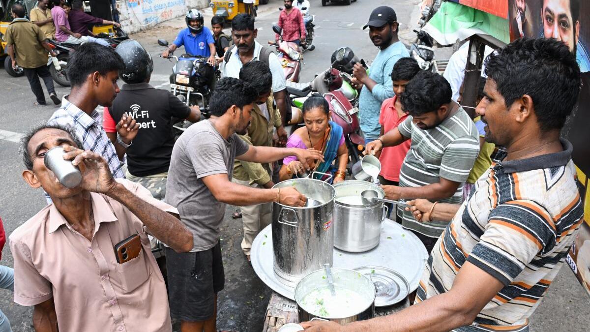 Heatwave alert in Nandyal, Kurnool till May 26; Collectors order water, ORS at public places