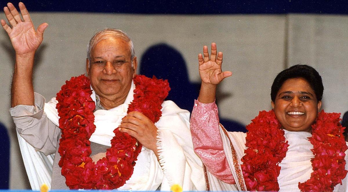 Il fondatore del BSP Kanshi Ram e Mayawati, ora il suo presidente nazionale, a una manifestazione a Lucknow nel 2002
