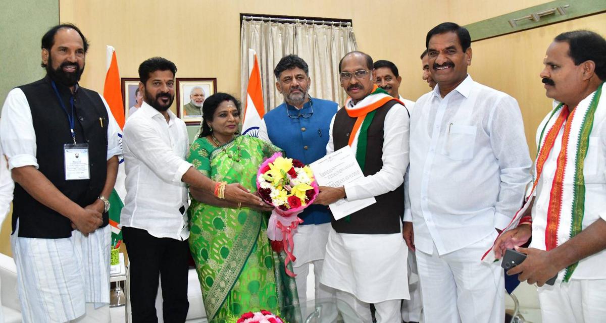 Telangana Congress president A. Revanth Reddy with party leaders N. Uttam Kumar Reddy, D.K. Shivakumar and Manikrao Thakre meets Telangana Governor Tamilisai Soundararajan to stake claim to form the government in the state, at Raj Bhavan in Hyderabad,  on December 3, 2023.