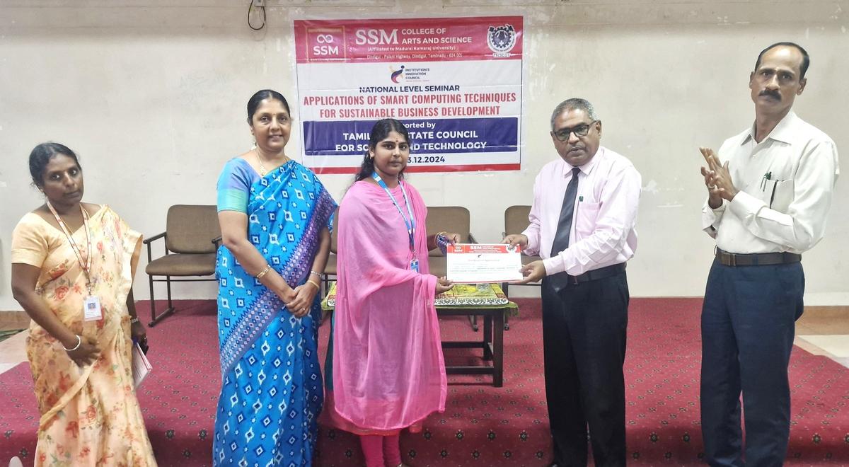 The resource person being honoured at SSM College of Arts and Science, Dindigul.