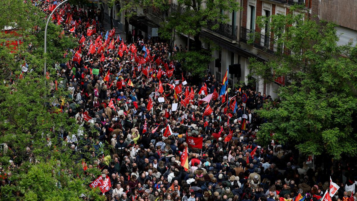 Socialist supporters call on Spanish prime minister to stay