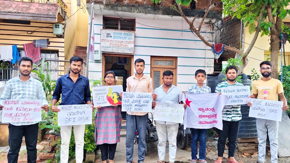 SFI stages protest against delay in construction of govt. law college