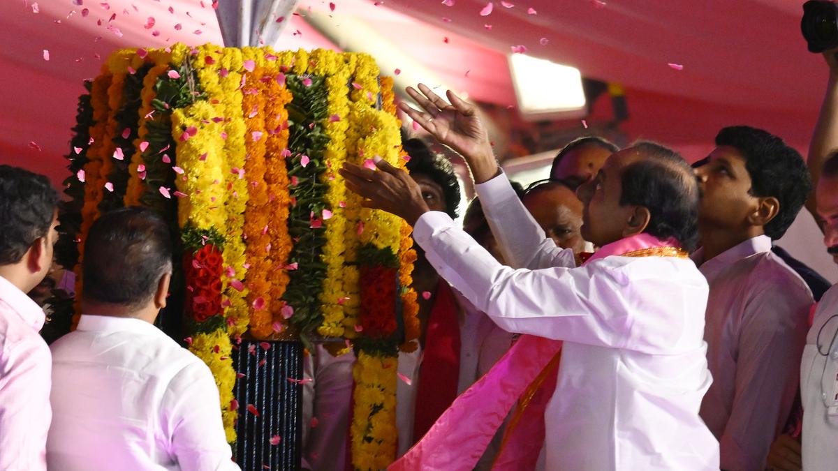 KCR surprises by raking up Maoists issue