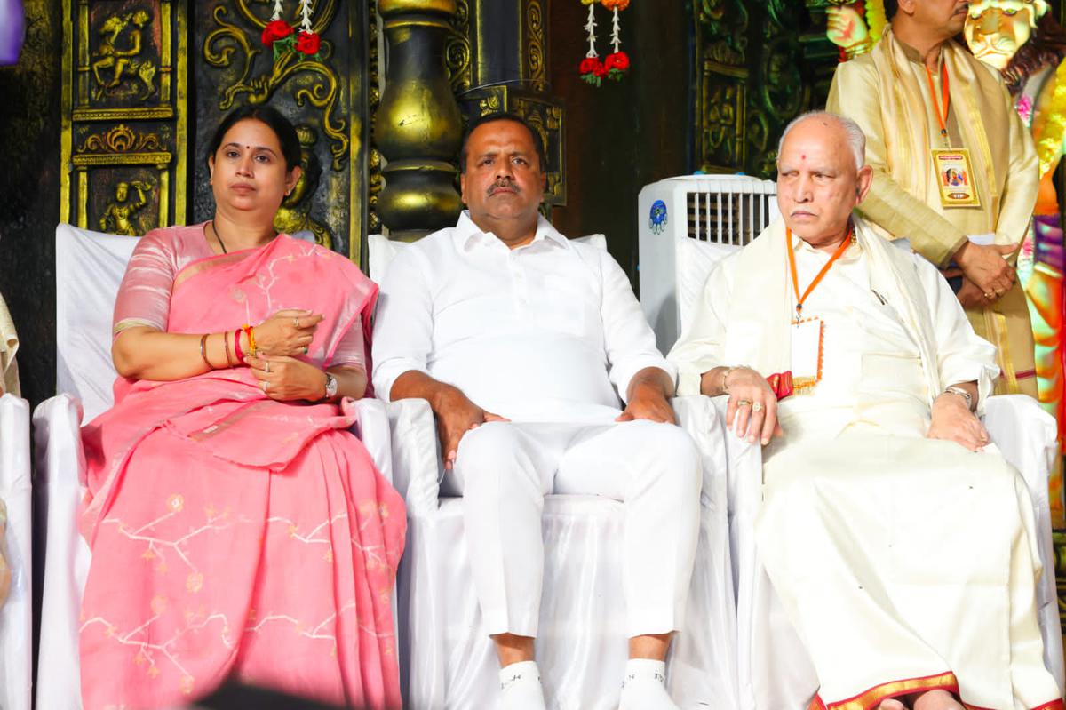 Legislative Assembly Speaker U. T. Khader (centre) with former Chief Minister B.S. Yediyurappa and Minister for Women and Child Welfare Lakshmi Hebbalkar during the Paryaya Darbar at Sri Krishna Mutt premises in Udupi on January 18, 2024. 