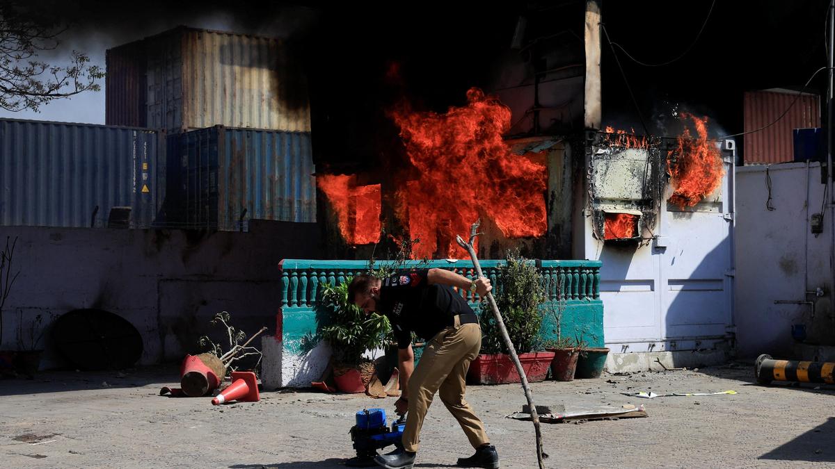 Eight killed in pro-Iran protest at U.S. consulate in Pakistan - The Hindu