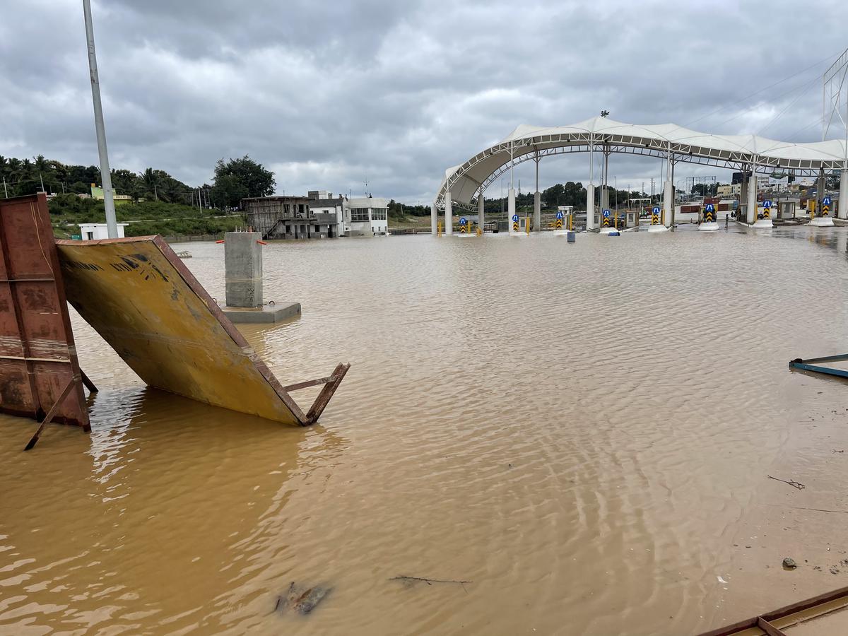 The newly built NHAI toll booth at Inorapalya on the Bengaluru-Mysuru road is submerged after the Inorapalya lake overflowed on August 27.