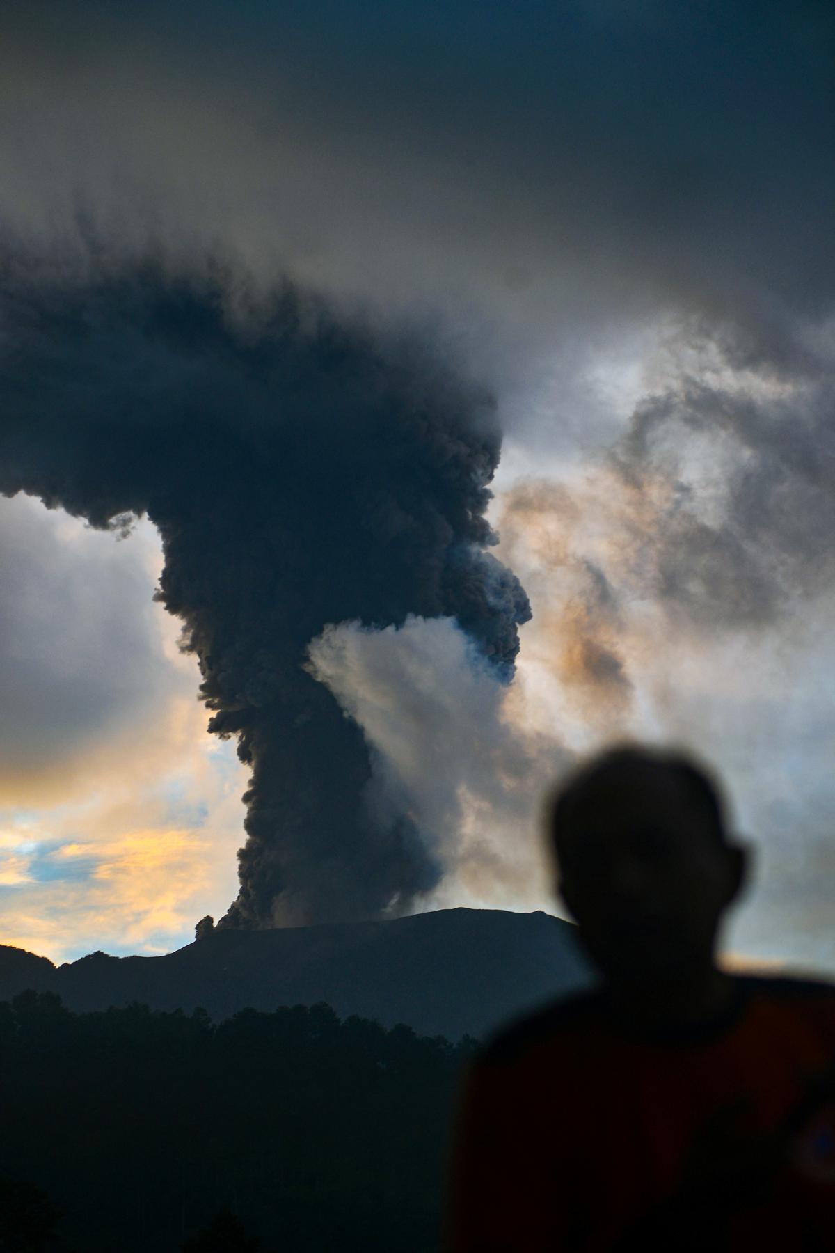 Gunung Marabi di Indonesia kembali meletus