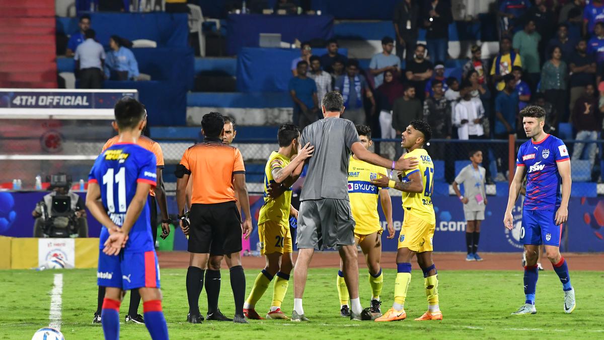 ISL play-off | Kerala Blasters walk off pitch against Bengaluru FC alleging foul play by referee