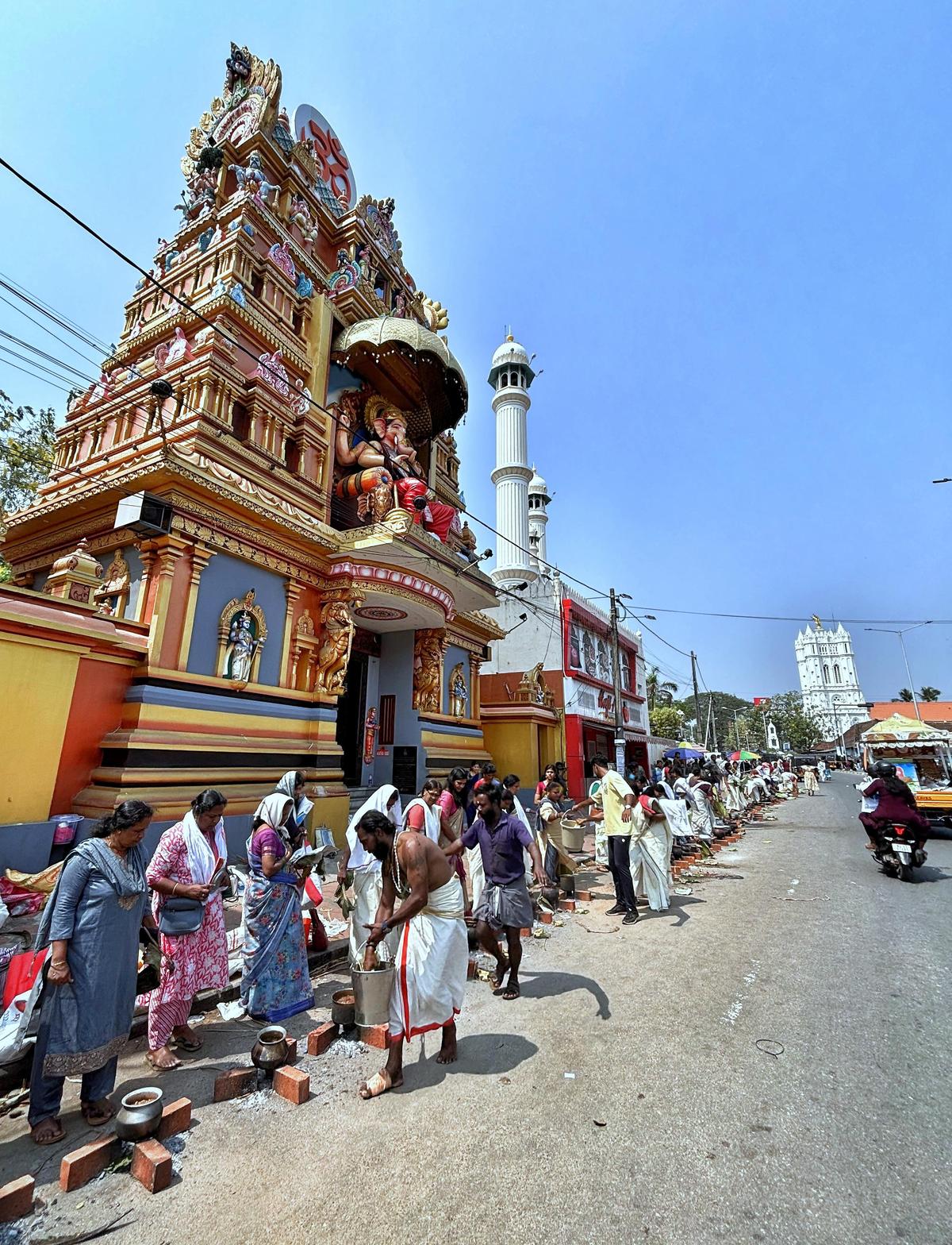 मंगलवार को तिरुवनंतपुरम में अट्टुकल पोंगाला उत्सव के हिस्से के रूप में पलायम में भक्त चावल और गुड़ का उपयोग करके पोंगाला प्रसाद तैयार करके पोंगाला चढ़ाते हैं।