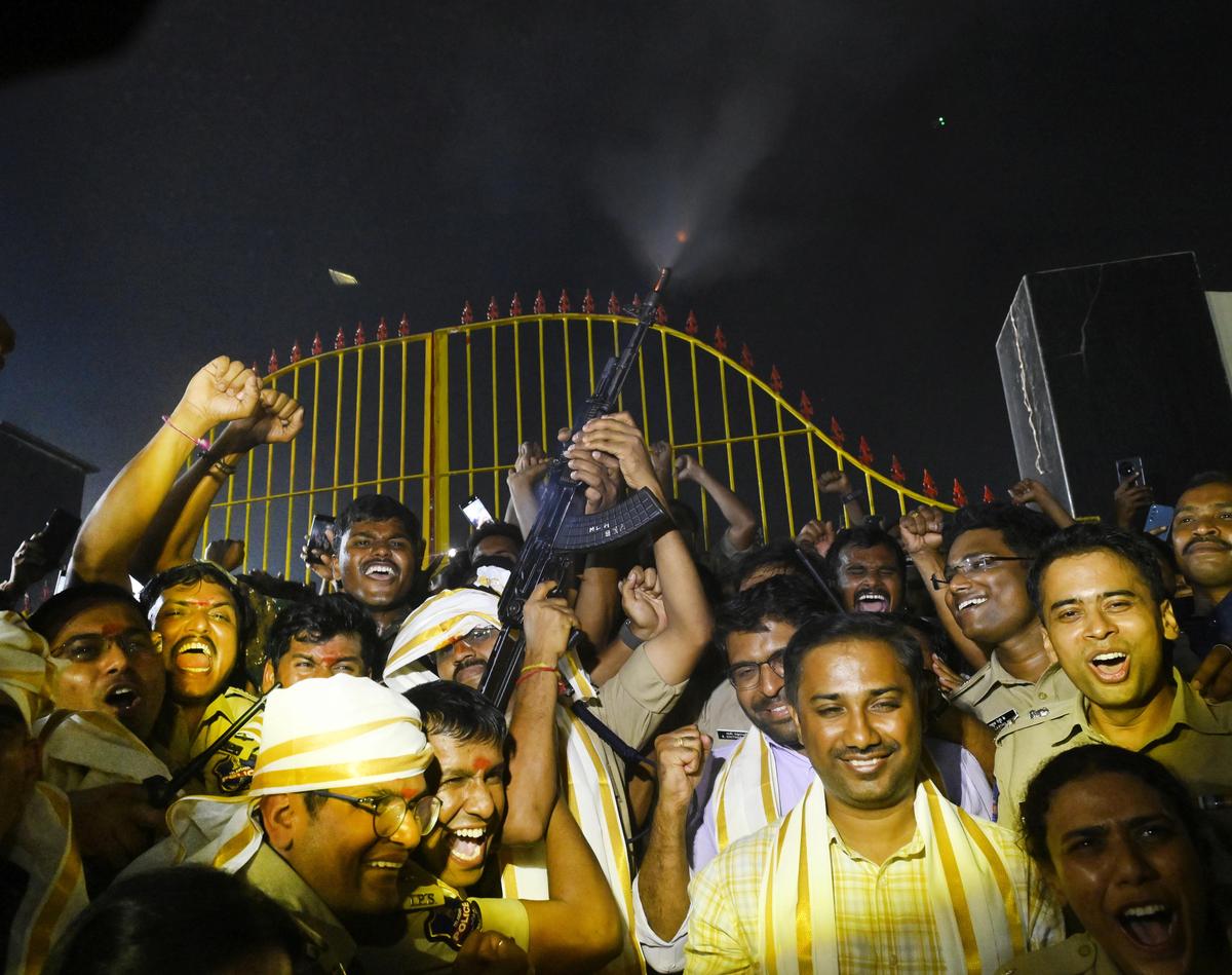 Mulugu Superintendent of Police Sudhir R. Kekan along firing rounds into the air at Chilakalagutta in Medaram before bringing Goddess Sammakka to the shrine on Thursday night. Mulugu Superintendent of Police Sudhir R. Kekan along firing rounds into the air at Chilakalagutta in Medaram before bringing Goddess Sammakka to the shrine on Thursday night.