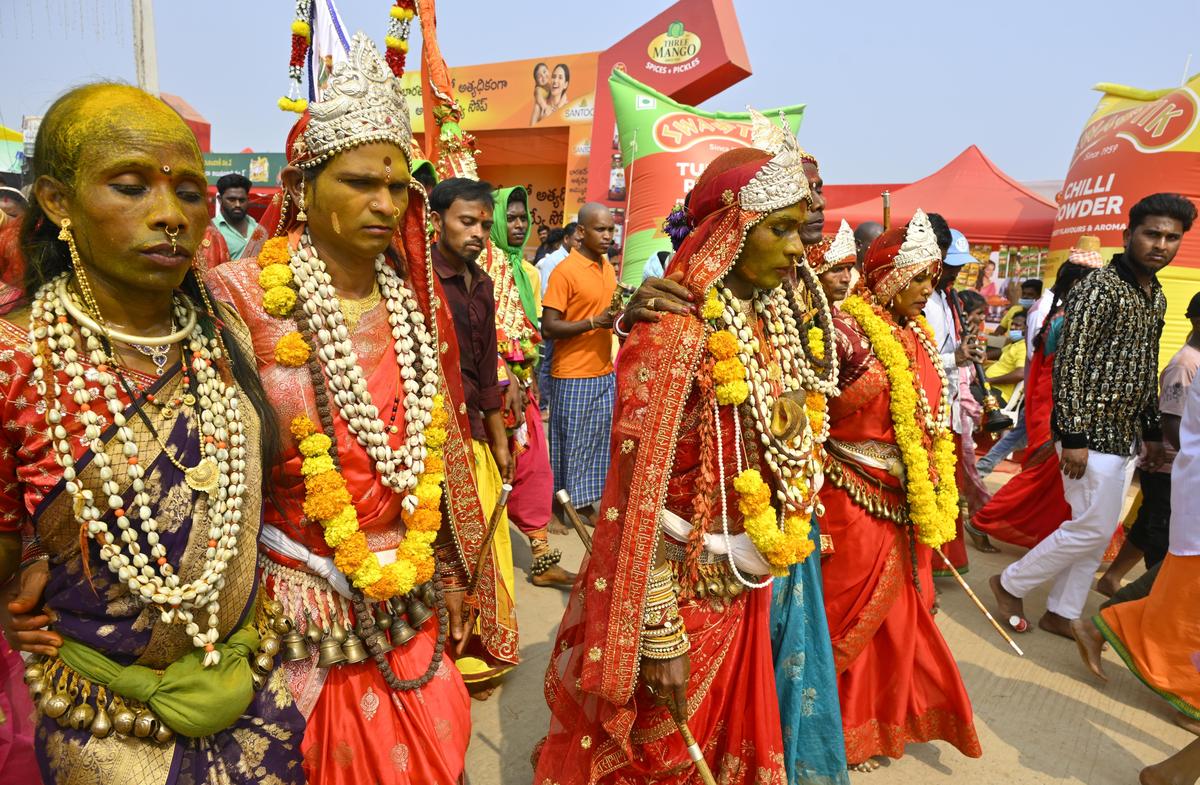 “Shivasatti” chegando para o darshan das divindades tribais no santuário Sammakka-Saralamma em Medaram na quinta-feira.