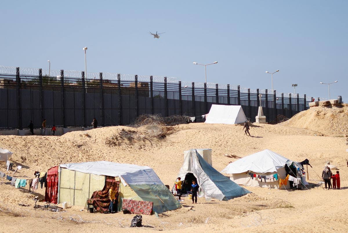 L'Égypte a mis en place de multiples barrières pour mettre fin à la contrebande.  On voit également des tentes de Palestiniens déplacés, qui ont fui leurs maisons à cause des frappes israéliennes, près de la frontière égyptienne, près de Rafah, dans le sud de Gaza.  Déposer