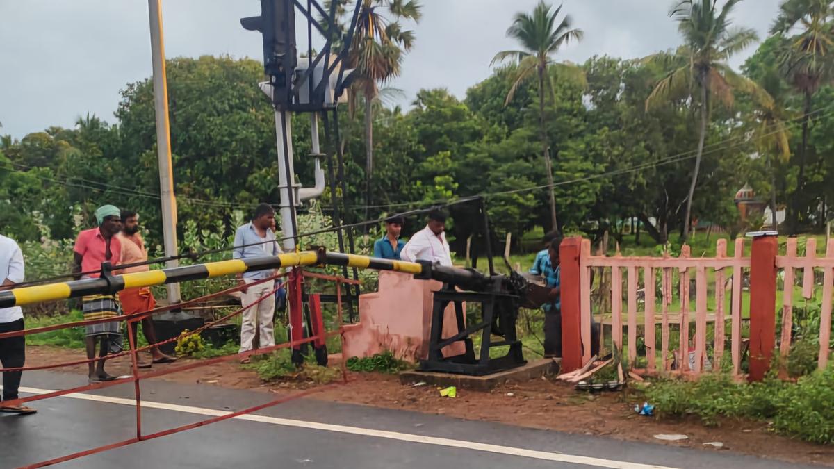 Uchipuli railway gate develops snag; for seven hours Madurai-Rameswaram NH sees traffic diversion