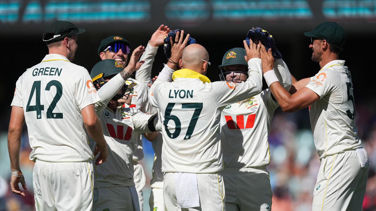 AUS vs ENG third Test: Australia four wickets away from Ashes glory as England clings on