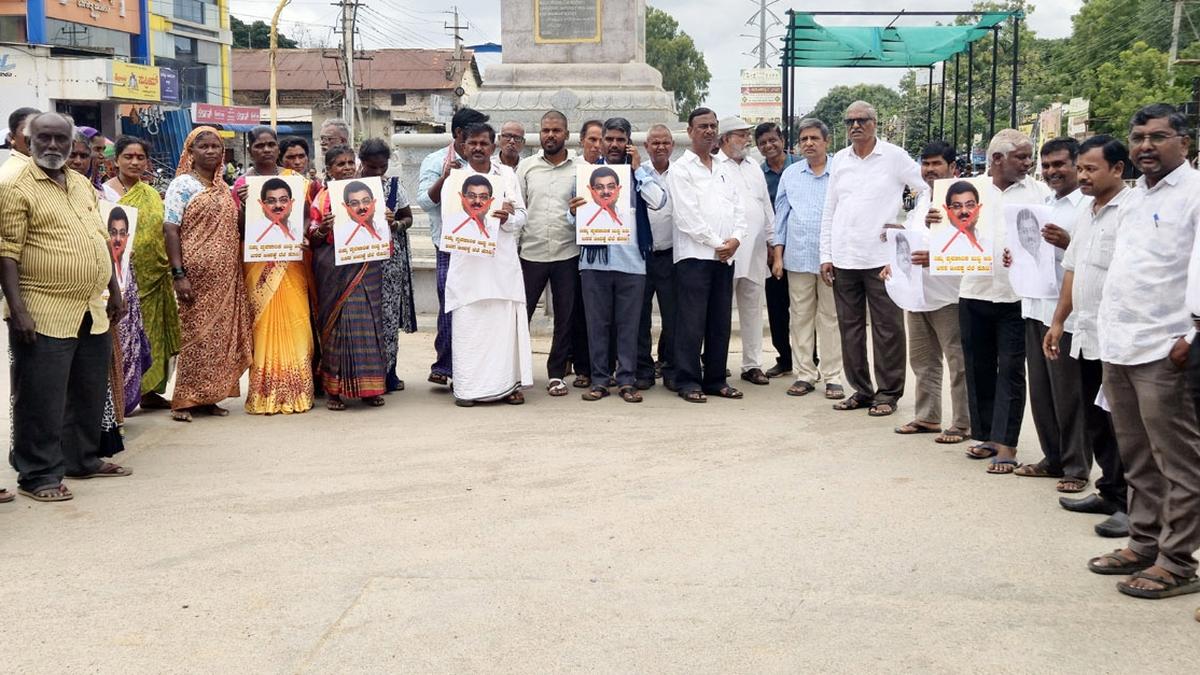 Protesters in Koppal demand dismissal of Minister M.B. Patil from Cabinet for his statement in Council over Baldota’s expansion