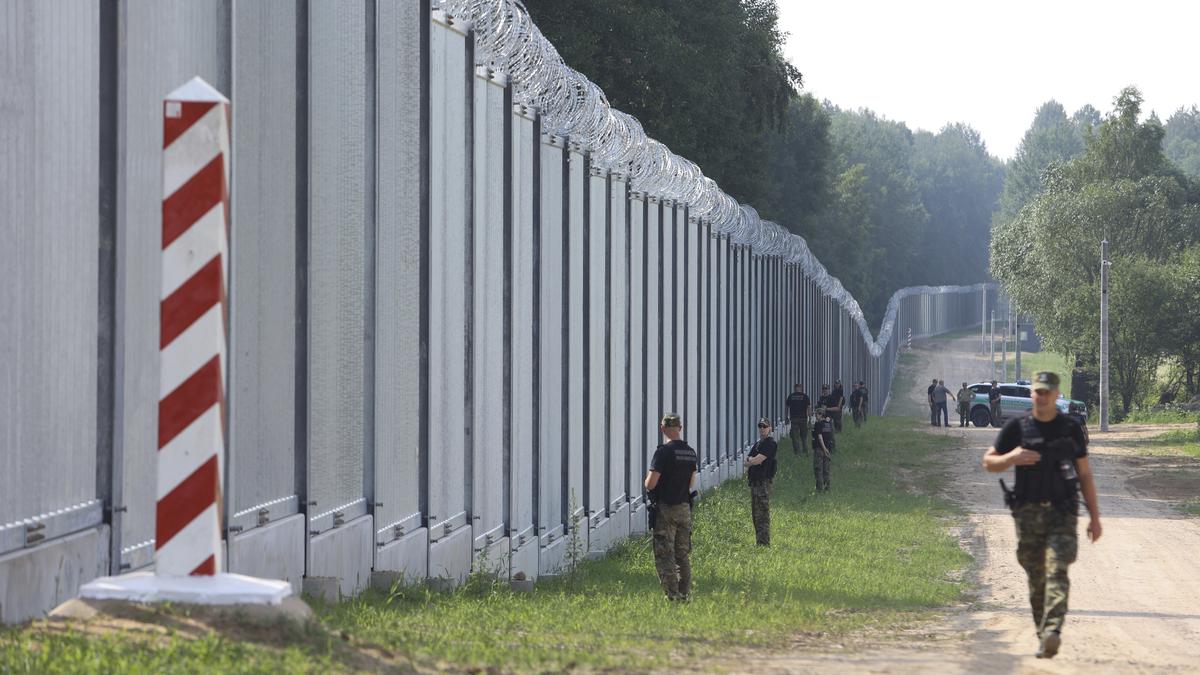 Poland to send additional 2,000 troops to Belarus border