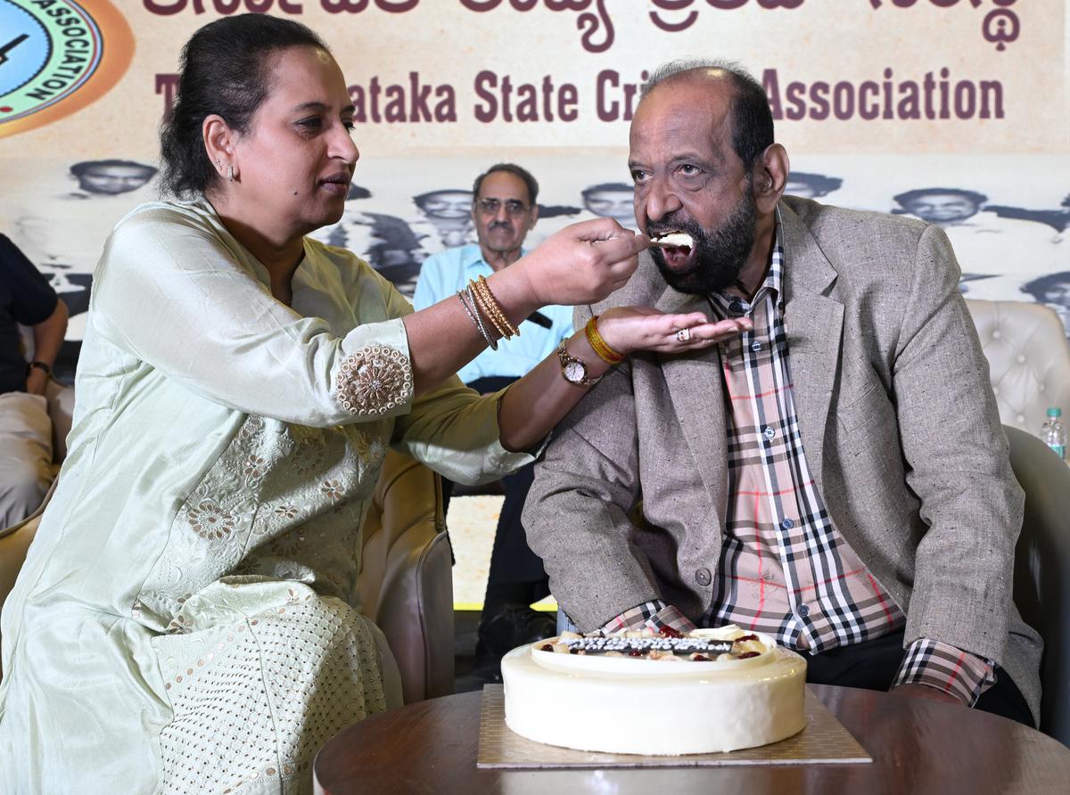 G.R. Vishwanath and wife Kavit celebrate their wedding anniversary during Karnataka’s Golden Jubilee Year of its 1st Ranji Trophy win at KSCA stadium in Bengaluru.DU