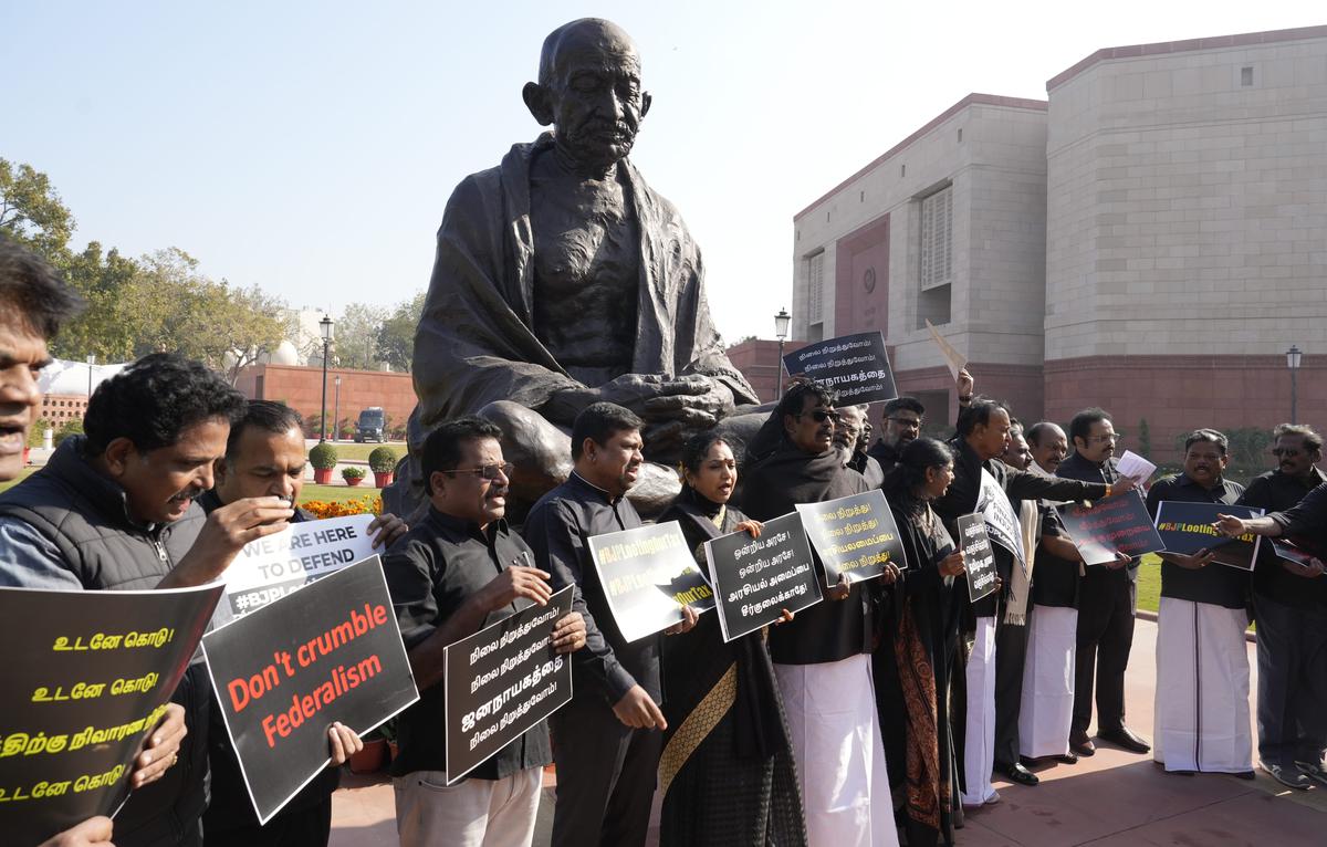 Tamil Nadu MPs protest in black clothes over inadequate funds to the State - The Hindu