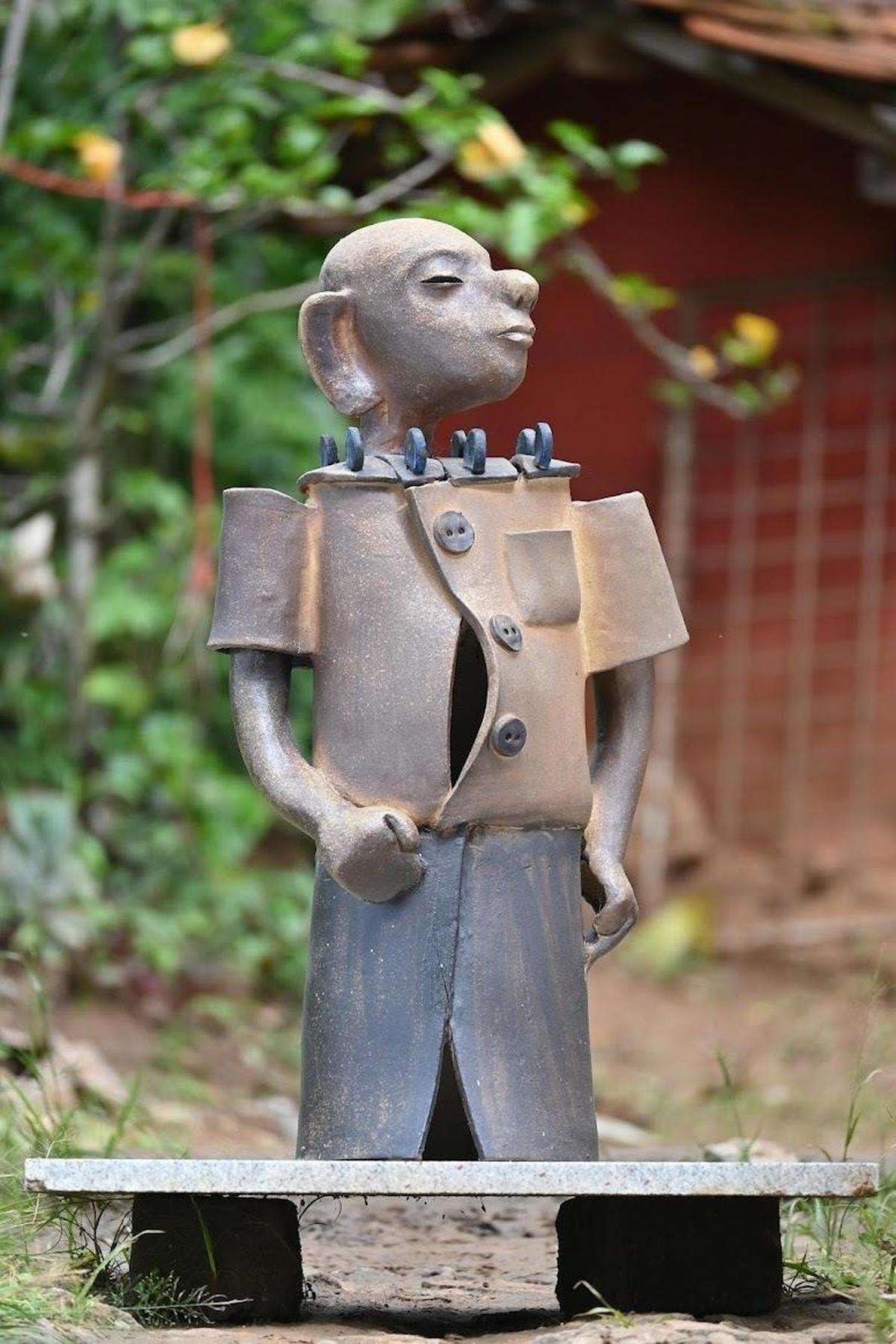 जी रेघू द्वारा एक मूर्ति 